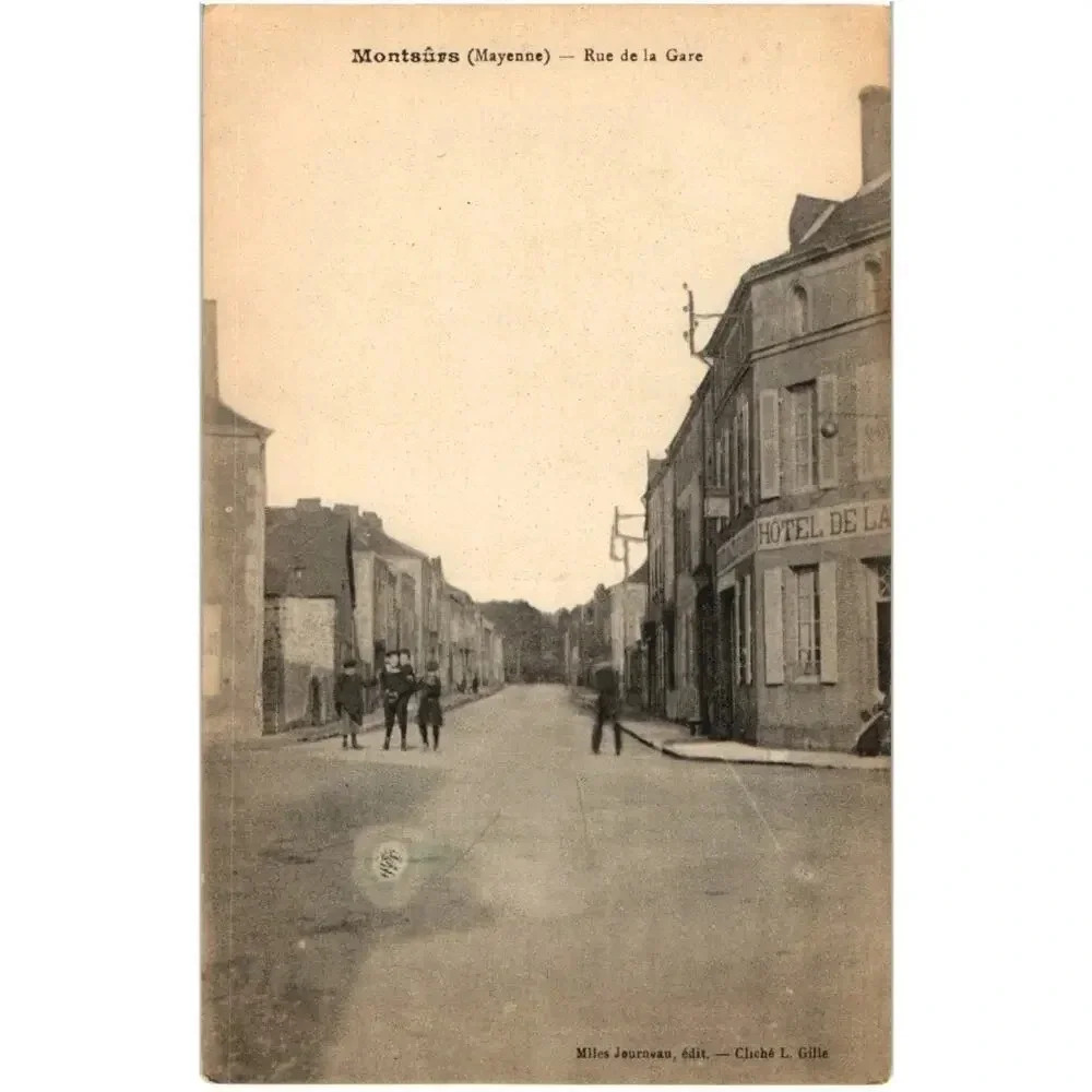 Montsûrs ( Mayenne) - Rue De La Gare Cliche L. Gille France Postcard